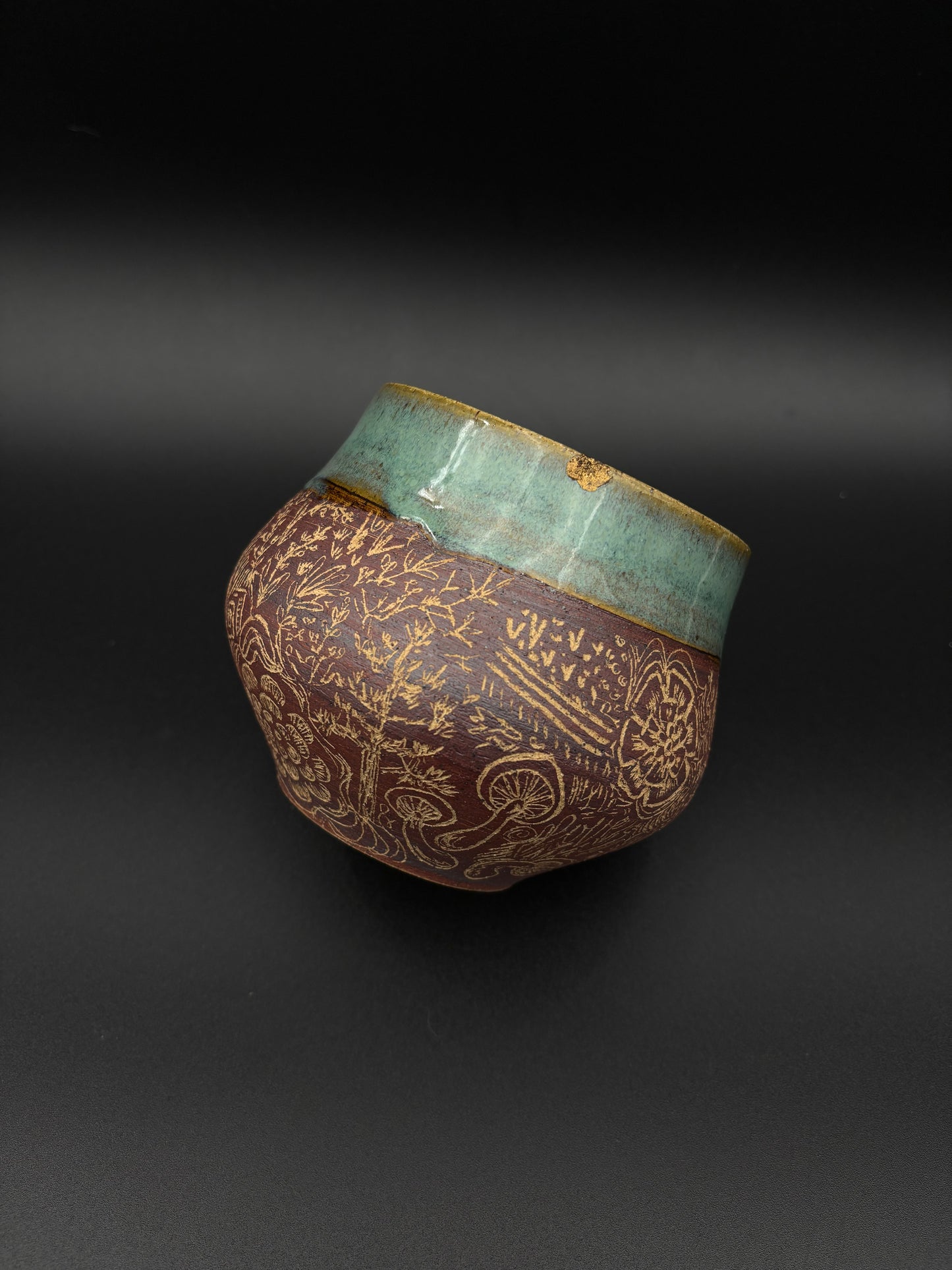 Kintsugi pot